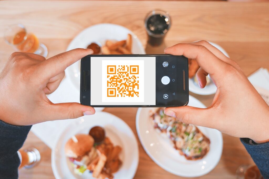 Scansione del QR code con cibo sullo sfondo