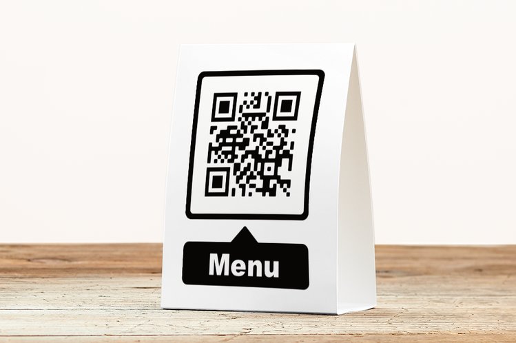 Un volantino da tavolo con un menu con QR code