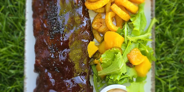400g BBQ PORK RIBS WITH FRENCH FRIES 