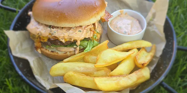 150G BEEF BURGER WITH CHEDDAR CHEESE AND FRENCH FRIES, CHIPOTLE DIP