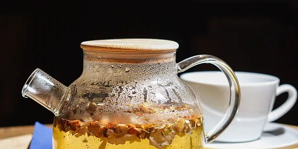 Čaj osviežujúca broskyňa v čajníku / Refreshing peach tea in a pot