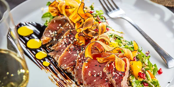 160g Tuna steak with mix leaves and wacame