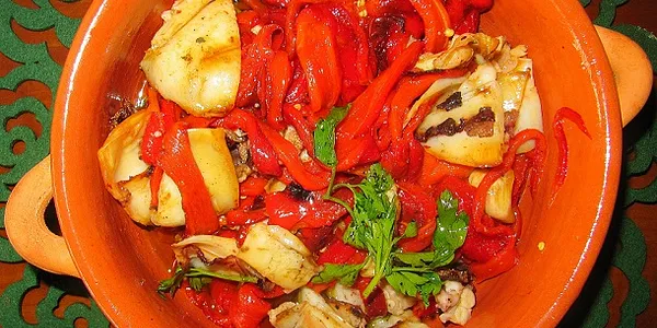 Peperoni piccanti in salsa d'olio e seppie