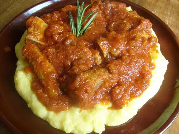 Salsiccia con cipolle in brüscit con polenta taragna *