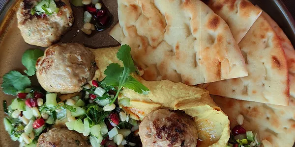 🆕 180g Teľacie guľky s hummusom, pita chlebom a uhorkovo-píniovou salsou