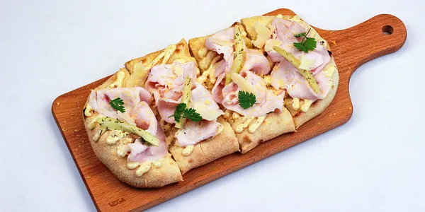 pizzetta with thin turkey slices, 