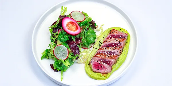 grilled tuna with leaf salad, 