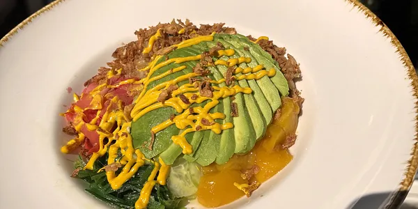 160G POKÉ - RESTOVANÁ RYŽA, KURACIE PRSIA / AVOKÁDO, MANGO, WAKAME ŠALÁT, UHORKA, NAKLADANÝ ZÁZVOR