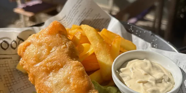 140G FISH & CHIPS - TRESKA, CITRÓNOVÉ HRANOLKY, HRÁŠKOVÉ PYRÉ, DOMÁCA TATARKA 