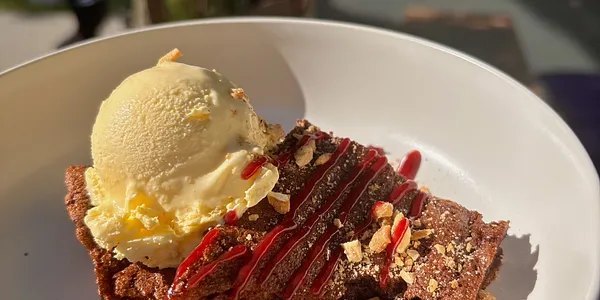 150G ČOKOLÁDOVÉ BROWNIE, VANILKOVÁ ZMRZLINA, PEČENÉ ORECHY