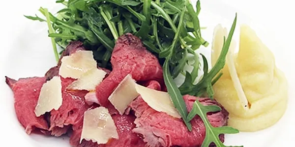 ROASTBEEF ALL'INGLESE CON RUCOLA E SCAGLIE DI GRANA