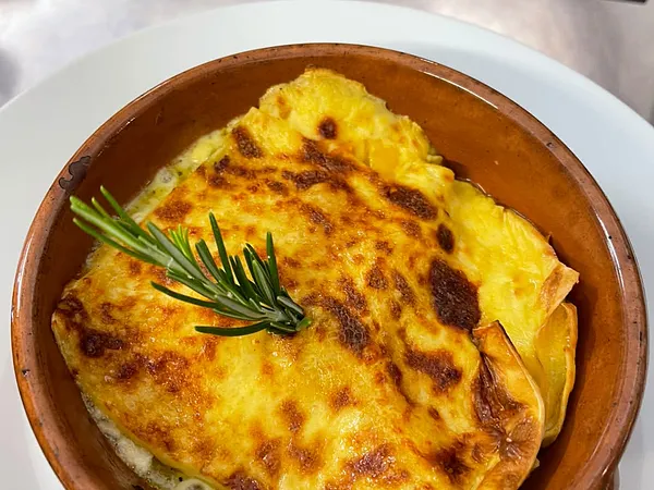 Lasagnetta al tris di verdure, burrata e besciamella allo zafferano 