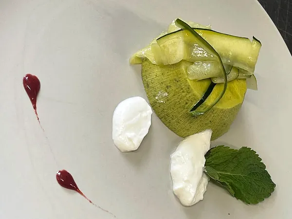 Flan di zucchine e mentuccia * con caprino e yogurt, salsa ai frutti rossi