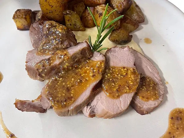 Filettino di maiale in Cbt con patate al forno e pure di sedano rapa