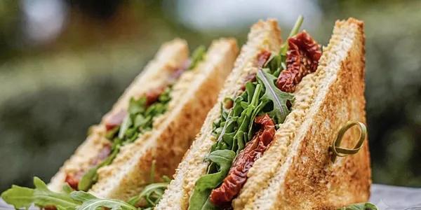 Hummus toast 
