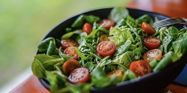 Insalata verde con pomodori pachino 
