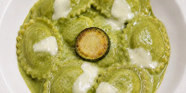 Raviolo Ricotta e Noci in Vellutata di Zucchine