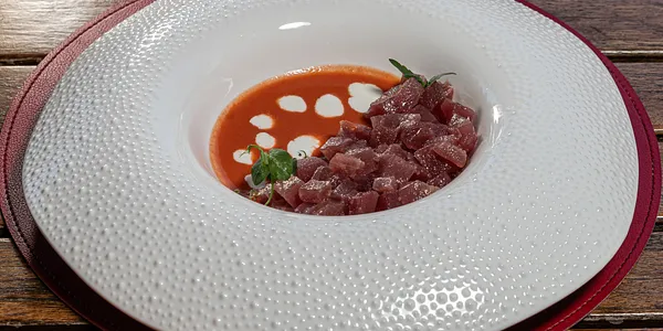 Tartare di tonno rosso crema di pomodoro e burrata 