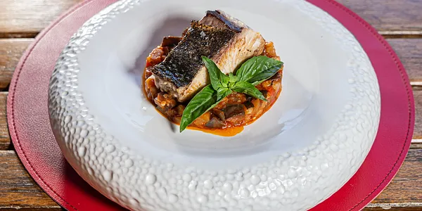 Bocconcini di ricciola e caponata di verdure 