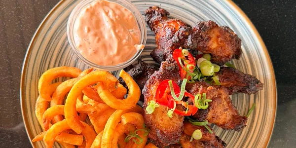 300g  Do chrumkava pečené kuracie krídla s korenenými zemiakmi a chipotle dipom