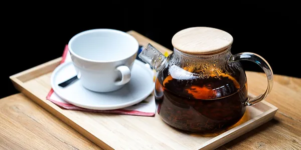 Čaj čierný v čajníku / Black tea in a pot