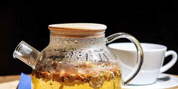 Čaj zelený s jazmínom v čajníku / Green tea with jasmin in a pot