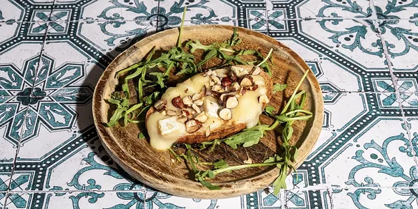 Bruschetta Brie nocciole e miele