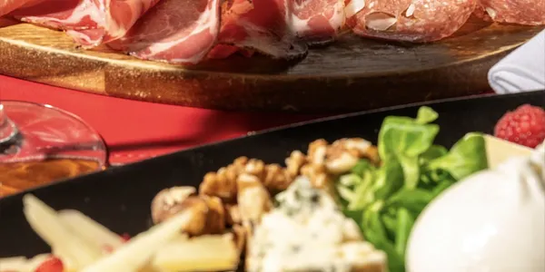 Degustazione di salumi e formaggi italiani