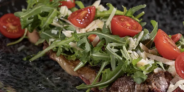 Tagliata di manzo rucola grana e pachino