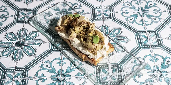 Crostone con carciofo alla romana e ricotta mantecata