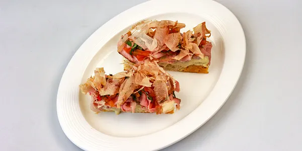 naša focaccia s teľacím mäsom,