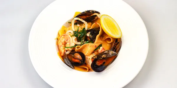 pappardelle so slávkami, kalamármi a krevetami,