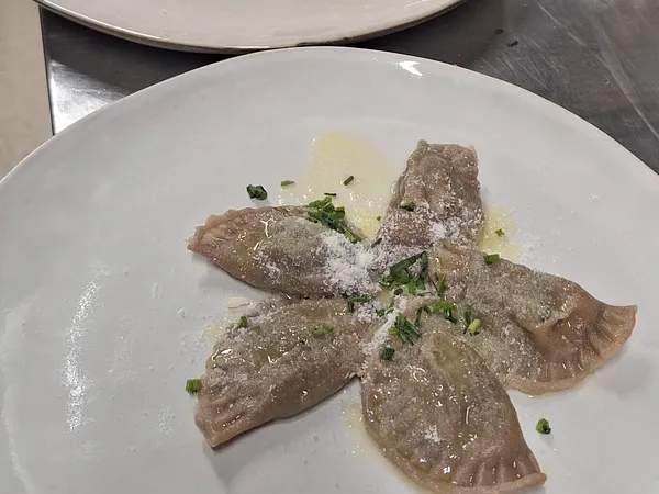 Schlutzkrapfen(ravioli) ripieni di ricotta e spinaci, al burro nostrano e salsa ai frutti rossi*