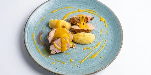 Filetto di maialino con patata morbida e salsa alla senape