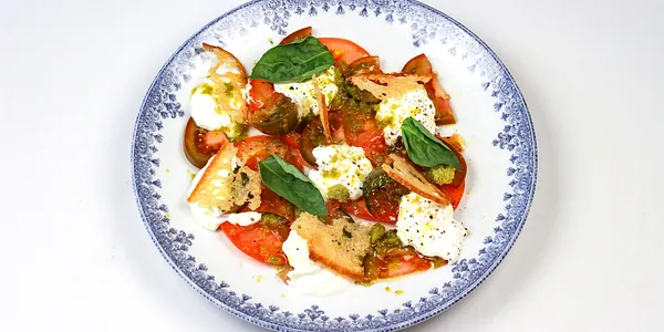 variácie paradajok a mozzarella stracciatella,