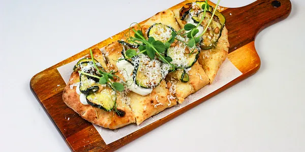 pizzetta s cuketou marinovanou v citrusoch,
