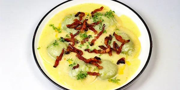 ručne skladané ravioli plnené špenátom a ricottou,