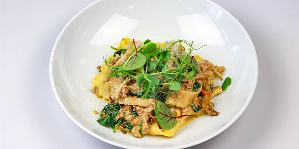 pappardelle s ragú z teľacieho mäsa a koreňovej zeleniny,