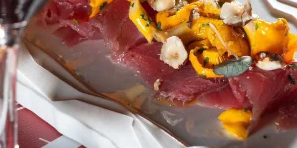 Carpaccio di Tonno Rosso, Finferli e Nocciole
