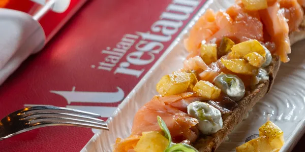 Crostone di Salmone Affumicato, Robiola, Aneto e Pere Spadellate 
