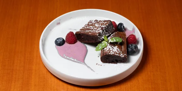 Brownie al Cioccolato, Salsa di Amarene e Lamponi 