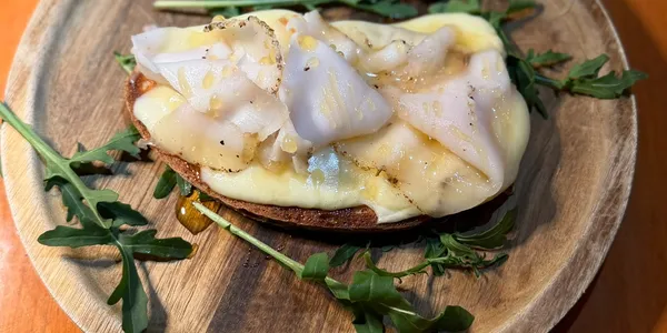 Bruschetta con Lardo, Miele e Brie  