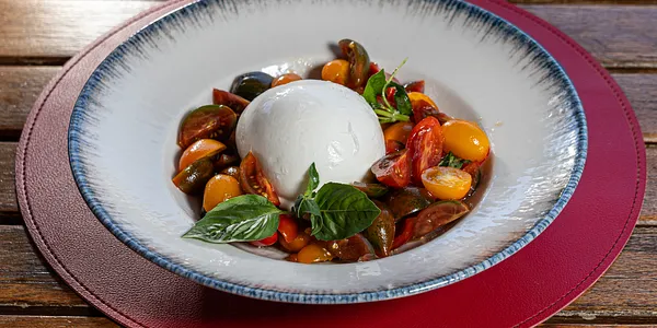 Mozzarella di bufala ed insalata di pomodori 