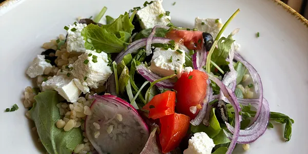 Šalát s bulgorom, feta syrom, paradajkami, uhorkou a olivami 250g 