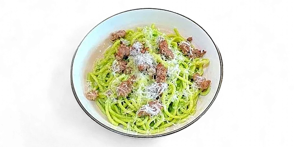 spaghetti s omáčkou z cukety a špenátu,
