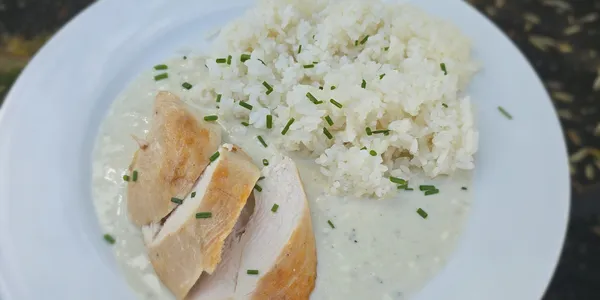 Grilované kuracie prsia, nivová omáčka a dusená ryža 150g  