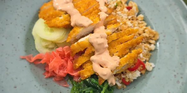 Poké bowl s chrumkavými kuracími prsiami, zeleninou a mierne pikantnou majonézou 140g 