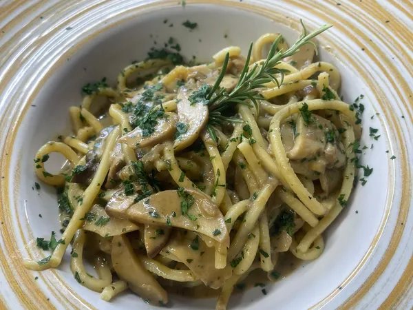 Tagliolini fatti in casa con funghi porcini di Aleccio e zafferano dei Cantoni