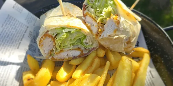 300G KURACÍ WRAP, CAESAR DRESSING, SLANINKA, HRANOLKY