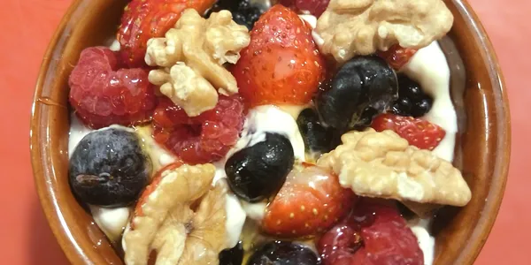 Yogurt greco con miele e frutti di bosco